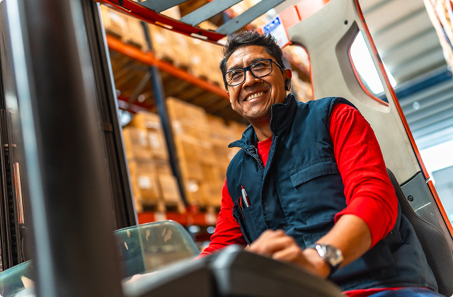 Stock manager driving pallet lift